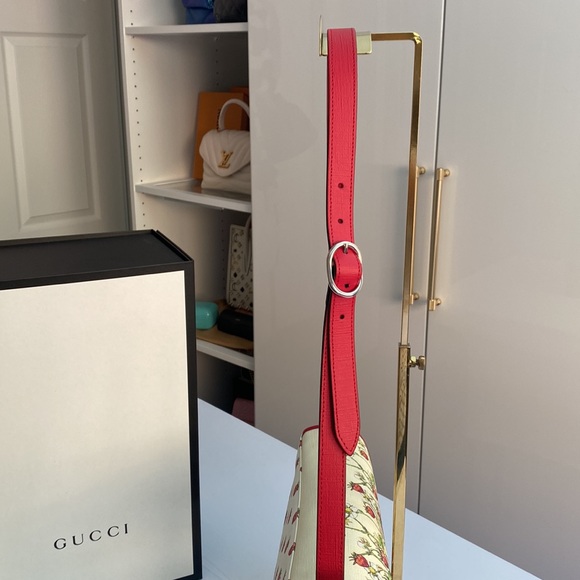 Gucci • Strawberry Fairy Messenger Bag - Picture 12 of 17